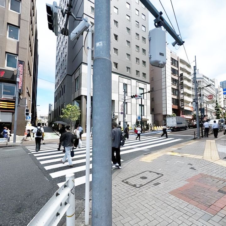 ドン・キホーテが見えてきます。横断歩道を渡る。