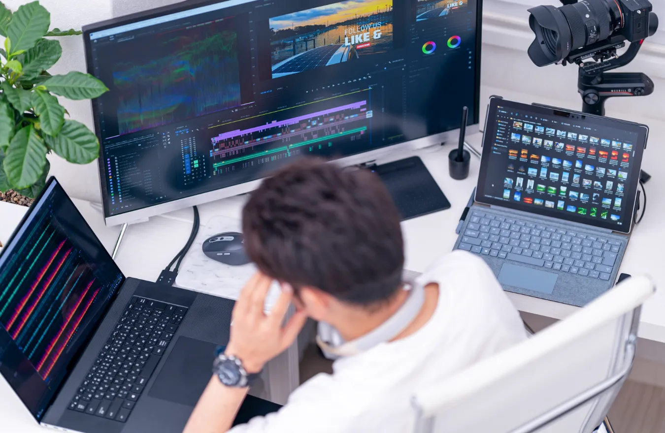 <span>プロが使用している</span><br><span>編集ソフト</span>で学ぶ！